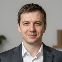 Портрет уверенного бизнесмена компании Битовка Полиграф на нейтральном фоне в студийном освещении