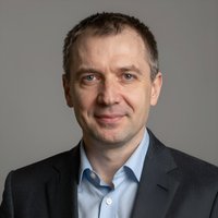Портрет уверенного бизнесмена компании Битовка Полиграф на нейтральном фоне в студийном освещении