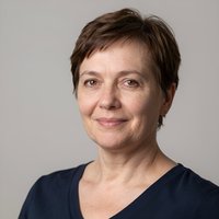 Портрет уверенного бизнесмена компании Битовка Полиграф на нейтральном фоне в студийном освещении